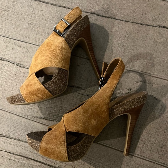 BCBG Heels - Picture 1 of 7